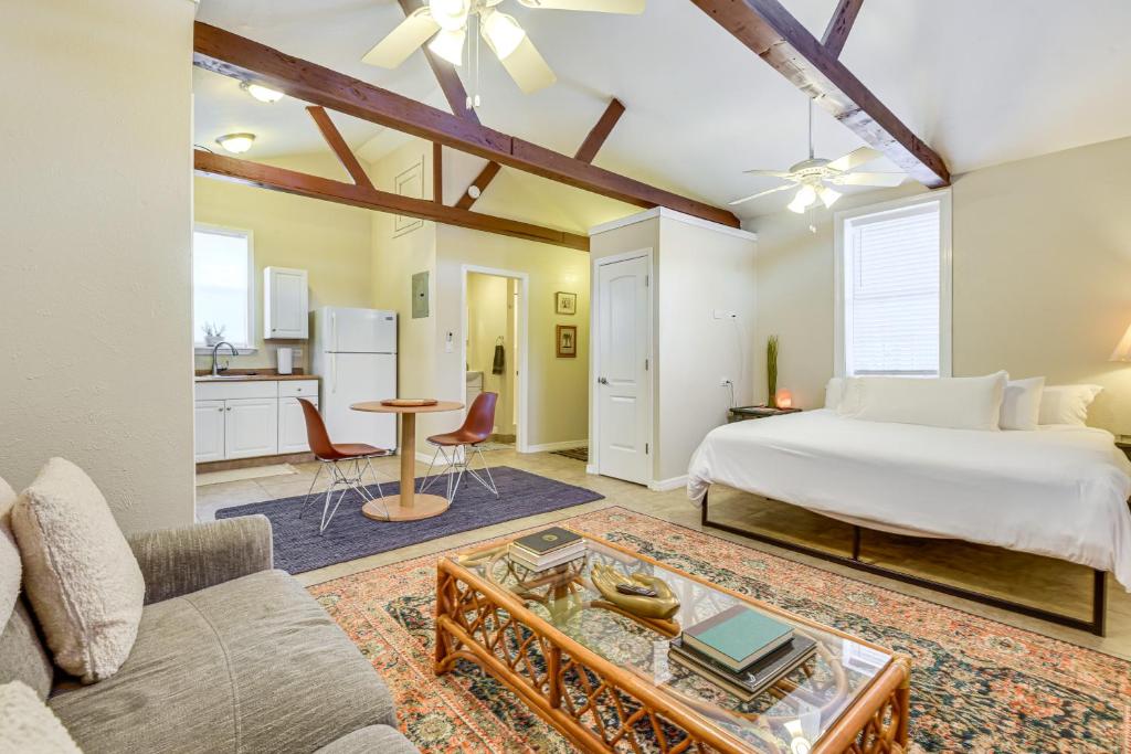 Un dormitorio con una cama y una sala de estar. en Walkable Studio 1 Mi to Riverwalk and Dtwn Bradenton, en Bradenton