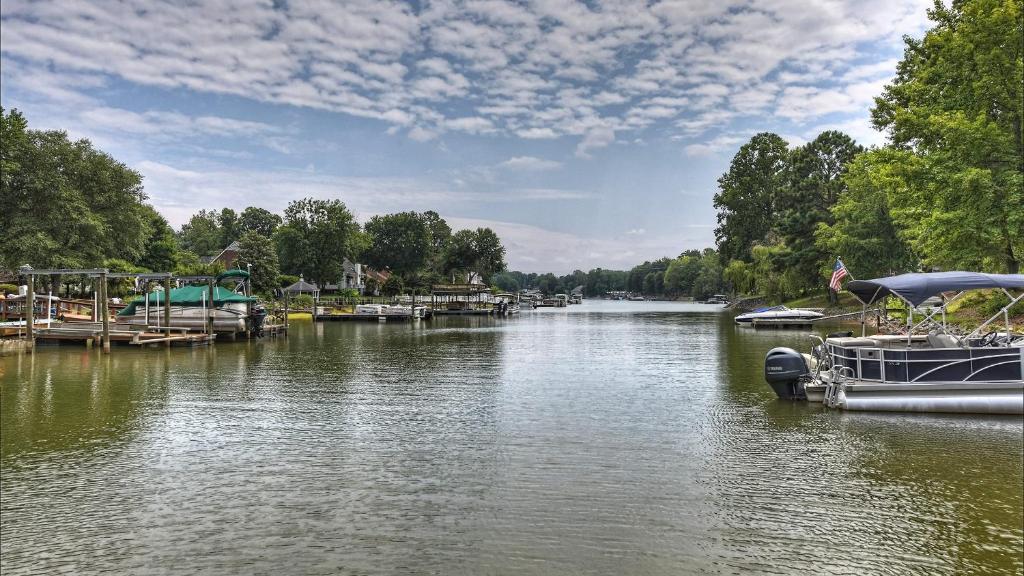 un groupe de bateaux amarrés sur une rivière dans l'établissement Shades of Summer by AvantStay Gazebo Dock View, à Cornelius