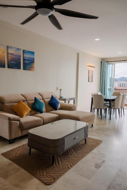 Langkawi IslandsにあるRoamia Retreat - Seaview 111 - 3 BHK Seafacing apartmentのソファと天井ファンのあるリビングルーム