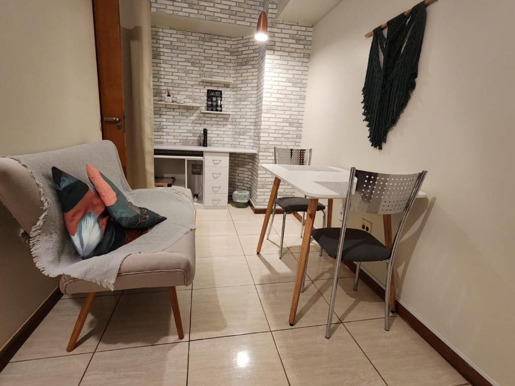 巴西利亚Seu espaço em Brasília的带椅子和桌子的客厅