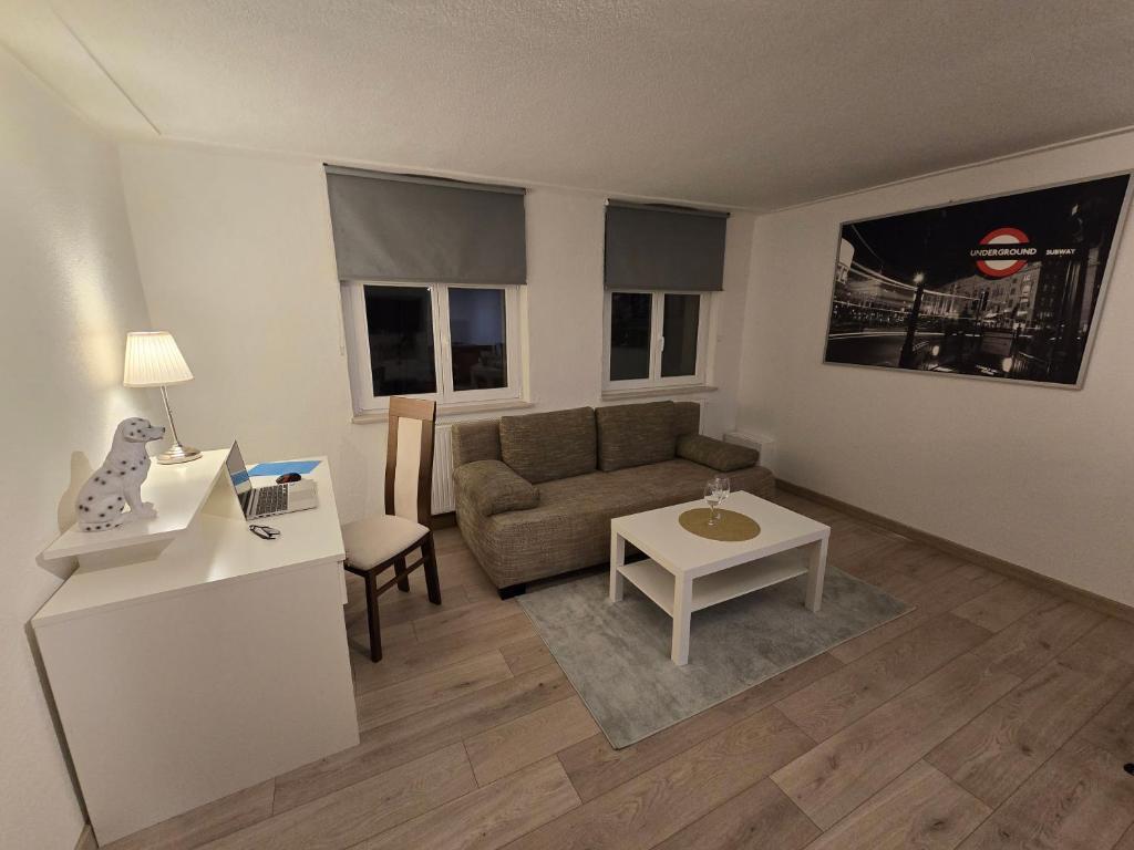 a living room with a couch and a table at FERIENWOHNUNG 52m2 APARTMENT in ZITTAUER STADTZENTRUM INNENSTADT INNENRING TOP LAGE - WOHNEN AUF ZEIT IN ZITTAU - 2 RAUM WOHNUNG EINKAUFSSTRASSE in Zittau