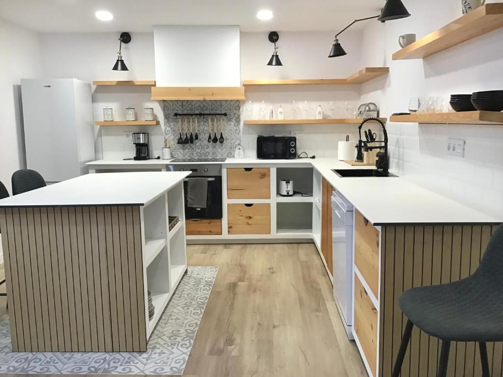 una cocina con encimeras blancas y armarios de madera en Casa Garnier, en Santa Cruz de la Palma