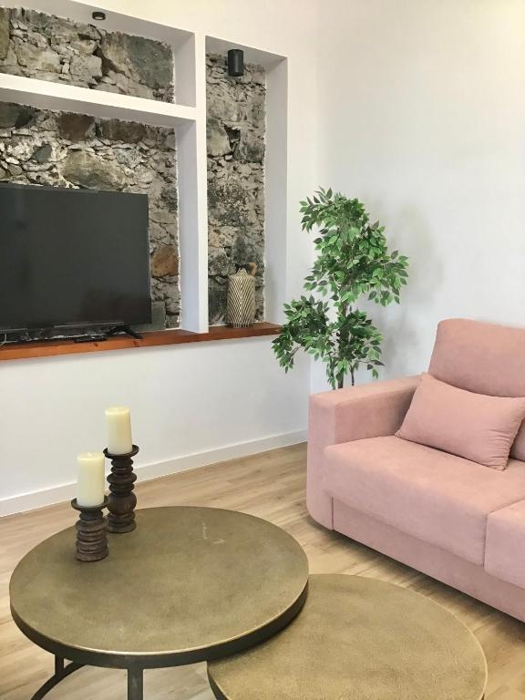 a living room with a pink couch and a table at Casa Garnier in Santa Cruz de la Palma
