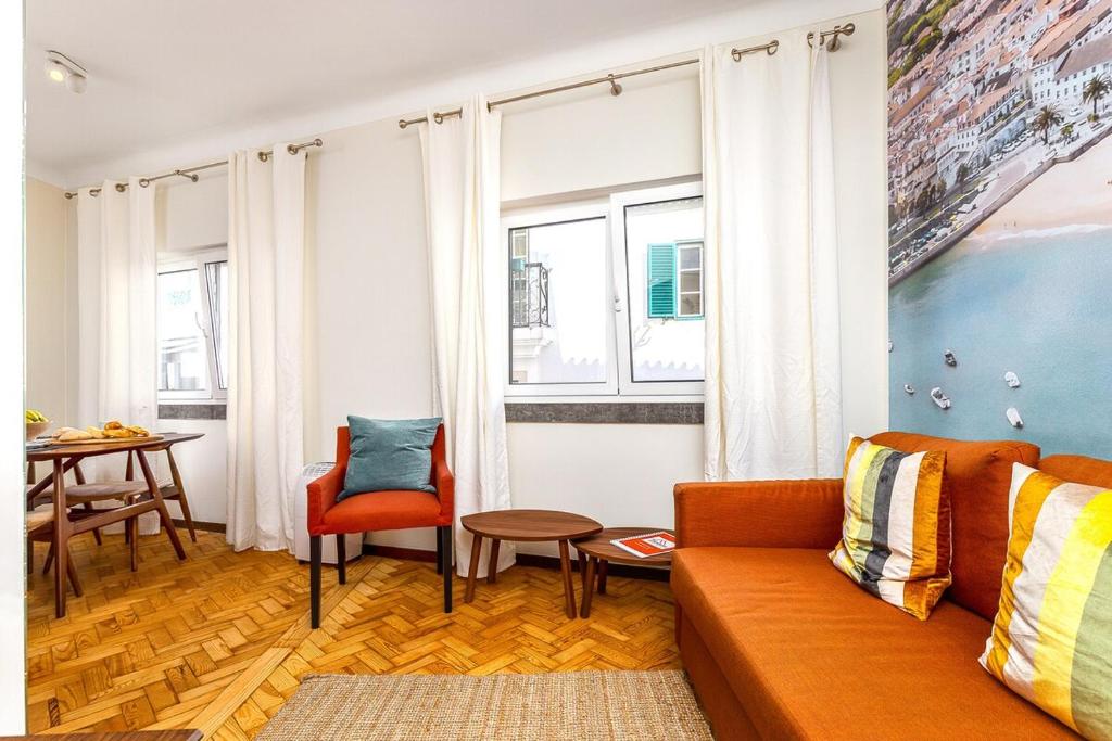 una sala de estar con un sofá y una mesa en Cascais By the Ocean, en Cascais