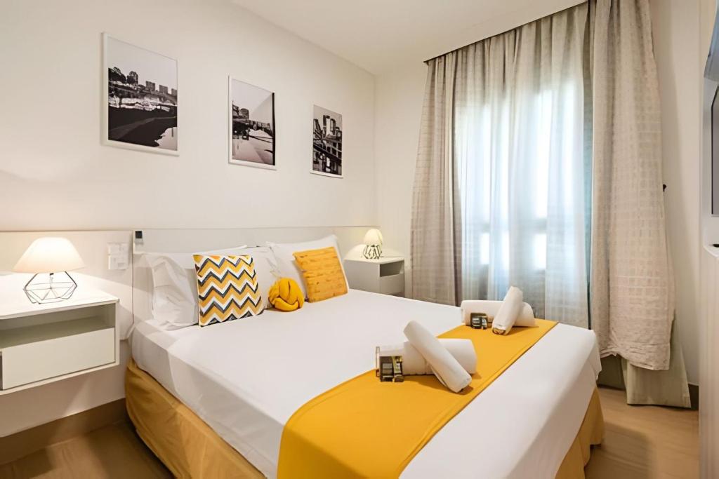 a bedroom with two beds and a window at MP/1212-Flat completo no Hotel Mercure Pinheiros in Sao Paulo
