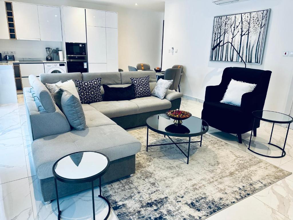 ein Wohnzimmer mit Sofa und Sessel in der Unterkunft Stella Place in East Legon