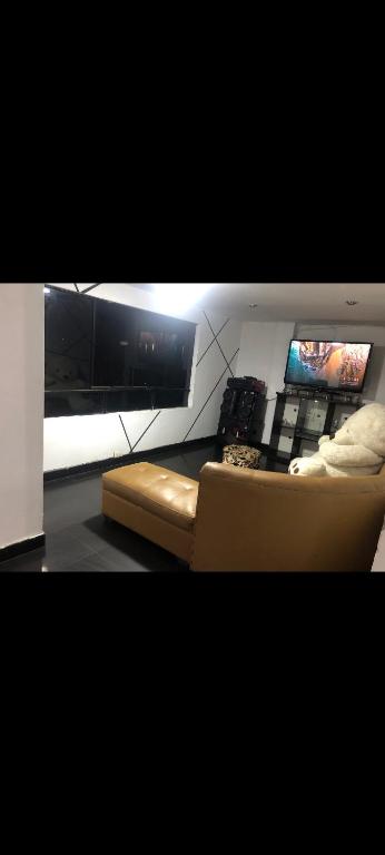 ein Wohnzimmer mit einem Sofa und 2 TVs in der Unterkunft Departamento amoblado in Huaraz
