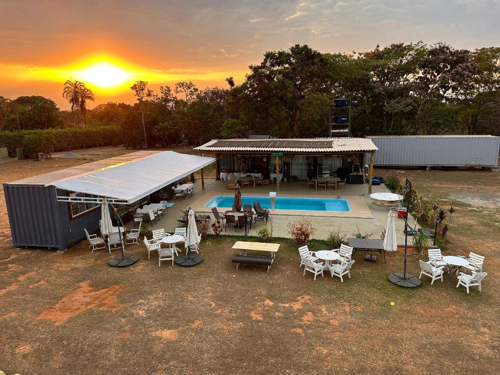 Una vista aérea de un patio con piscina y un edificio. en Jardim dos Sentidos no Lago Sul, en Brasilia