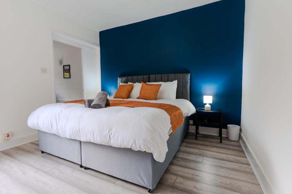 Ένα ή περισσότερα κρεβάτια σε δωμάτιο στο 3 Bed Apartment with Adjoining 3rd Bedroom -Contractor and Long Stays Pool Table
