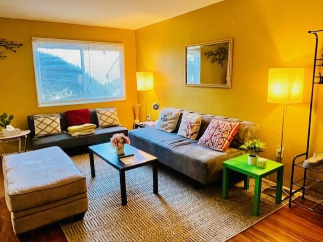 Et opholdsområde på Charming & Comfortable 3Bed 2Bath Aspen Hill Apt