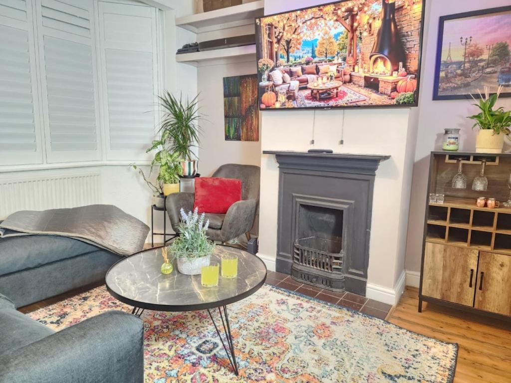 Una sala de estar con un sofá y una chimenea. en 3-Bedroom Luxury House, Oxford, Free Parking, WiFi, Garden, en Oxford