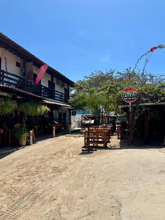 a dirt road with a sign in front of a building at Flat dboa in Jericoacoara