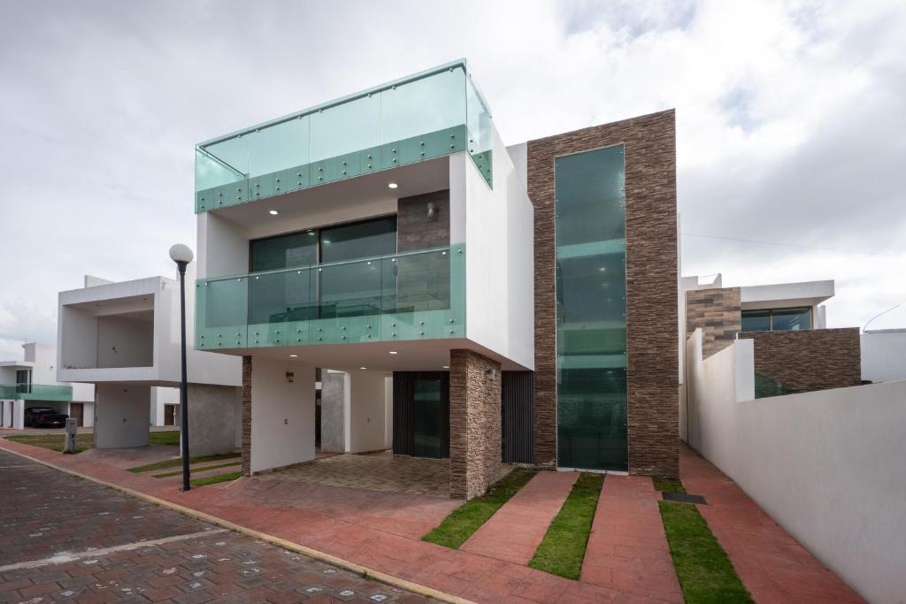 a building with a glass balcony on a street at Casa Adul Chignahuapan in Chignahuapan