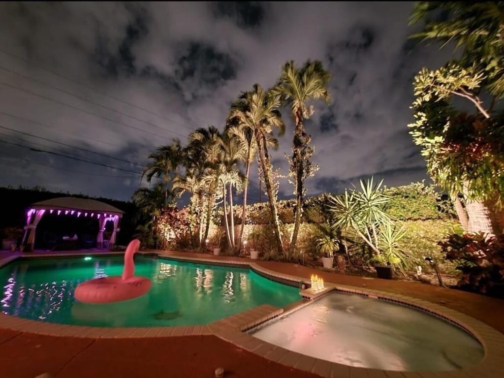 una piscina con un flamenco rosa en el agua en My Tropical Paradise with pool in Miami, en Tamiami