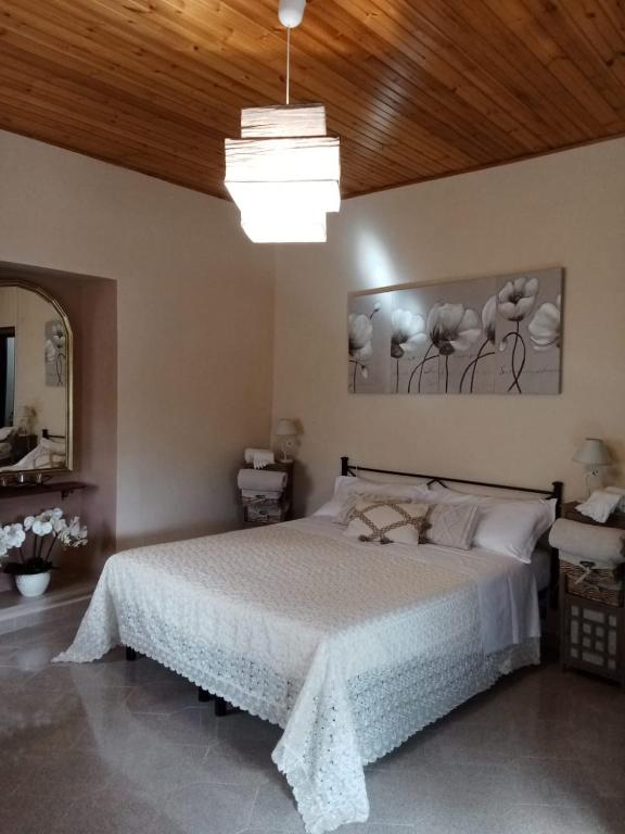 a bedroom with a bed and a painting of flowers at La Mora in Castelvecchio Calvisio