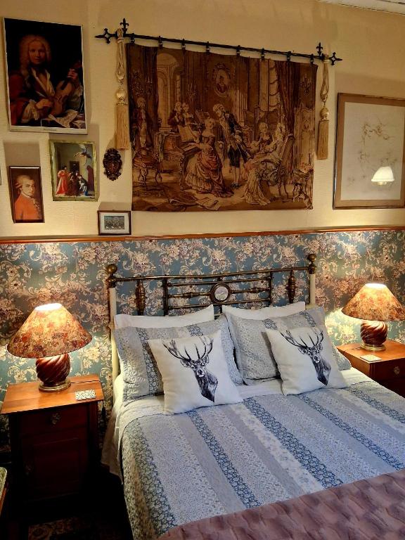 a bedroom with a bed with a painting on the wall at Casa dos Leones in Santiago