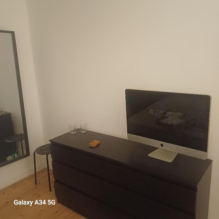 Vestidor negro con TV de pantalla plana. en week-end lejlighed, en Copenhague