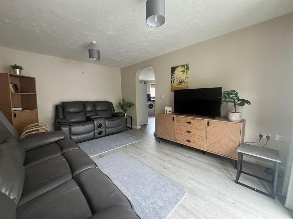 Μια τηλεόραση ή/και κέντρο ψυχαγωγίας στο Oberon's Rest - Spacious 2 Bed Home perfect for Contractors & Families near Shipley, Bradford