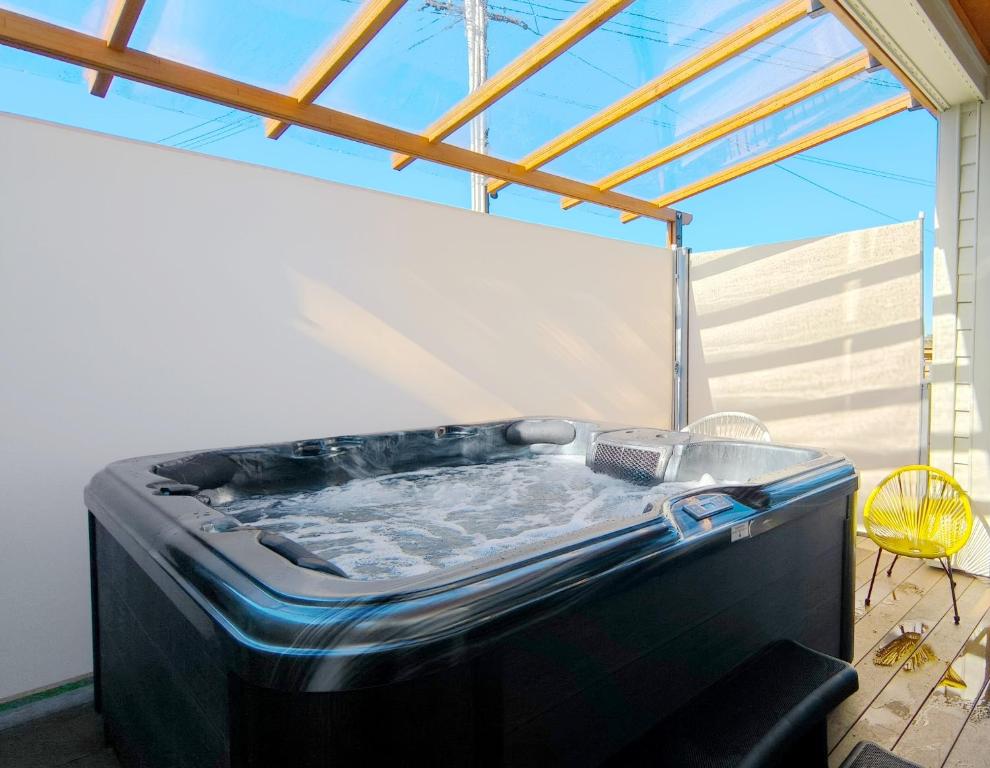 Stylish Family Retreat in Hillcrest Spa 4 Bedroom and Playroom - Resim 6