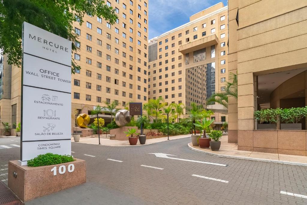 サンパウロにあるMercure Sao Paulo Moema Times Squareの建物の道中の看板