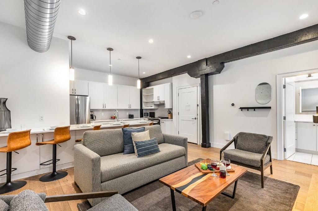 uma sala de estar com um sofá e uma mesa em The Saddlery - Showroom - Walk to Broadway em Nashville