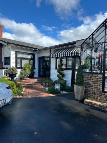 Tòa nhà nơi biệt thự tọa lạc