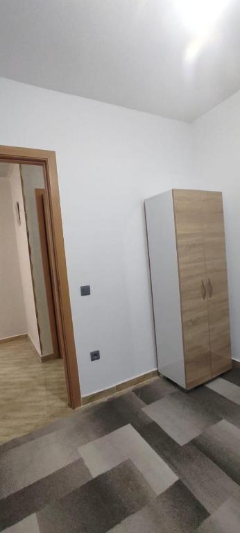 Habitación con pared blanca y armario de madera. en Stylish moroccan appartment in Diour jamaa, en Rabat