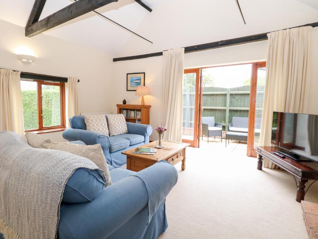 Wood NortonにあるWillowのリビングルーム(青いソファ、テレビ付)
