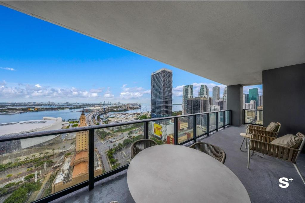 balcone con vista sullo skyline della città di Upscale 3-BD Condo in Downtown Miami a Miami