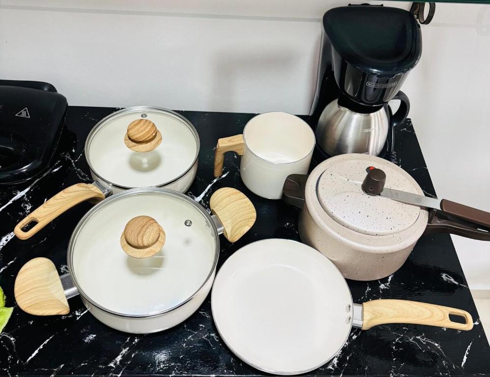 Plateau bouilloire dans l'établissement Cafofo da Angel Mais que uma Hospedagem, um Lar!