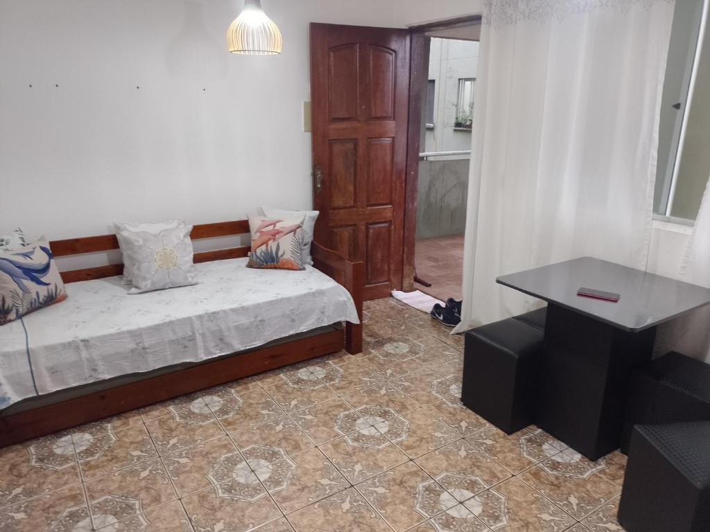 Katil atau katil-katil dalam bilik di Mongaguá apartamento
