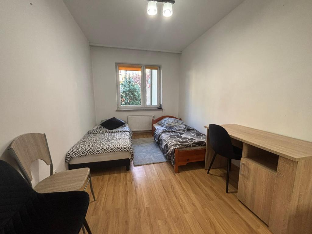 Camera con letto e scrivania. di Apartament #SIKORSKIEGO FV PARKING BALKON a Rzeszów
