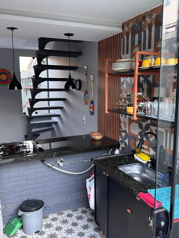 a kitchen with a sink and a counter top at Casa duplex compacta Top in Guarapari