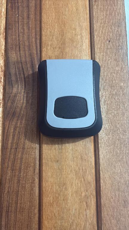 een blauw voorwerp dat bovenop een houten vloer ligt bij Por Do Sol Residence in Canoa Quebrada