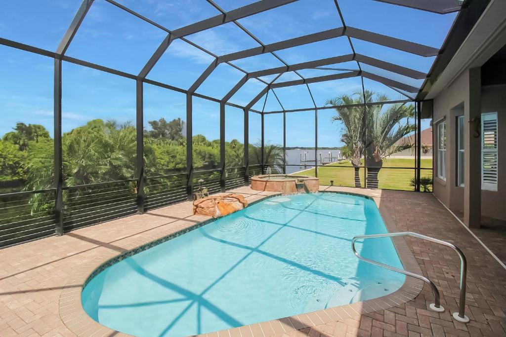 El JobeanにあるO6ERS Serene Private Pool Homeのガラス屋根の家のスイミングプール