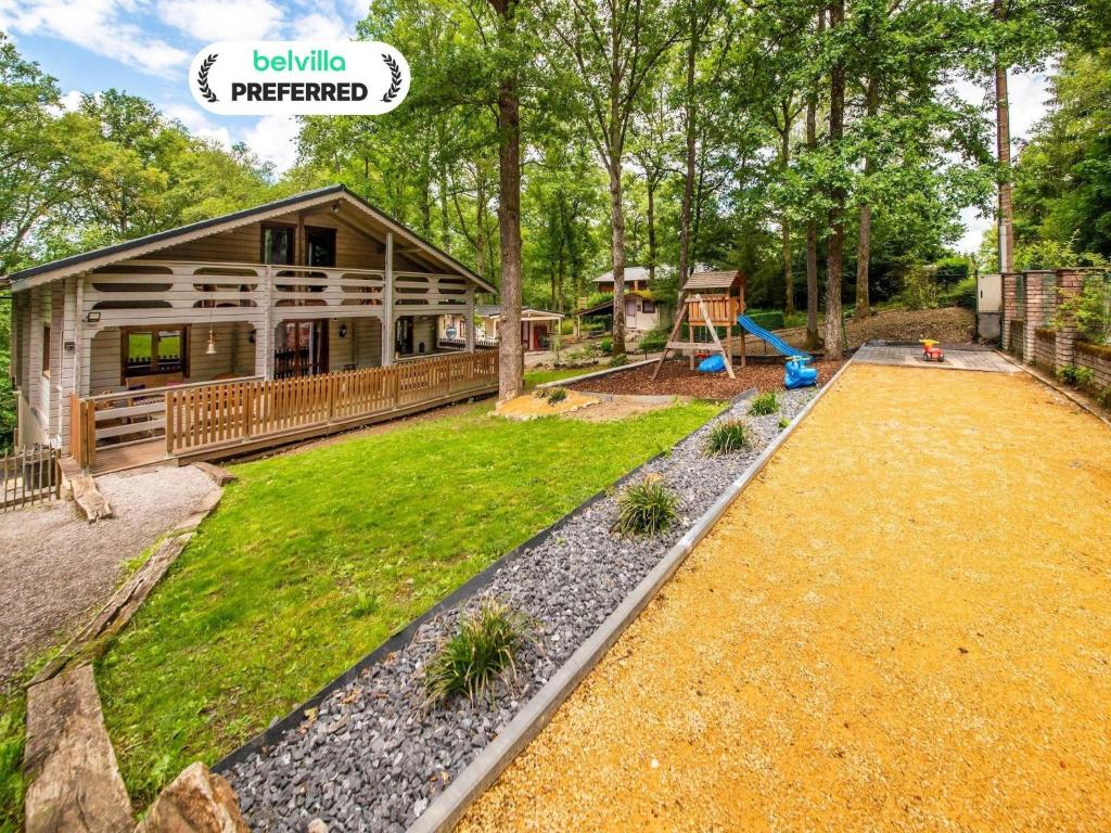 Un jardín fuera de Chic chalet with wellness