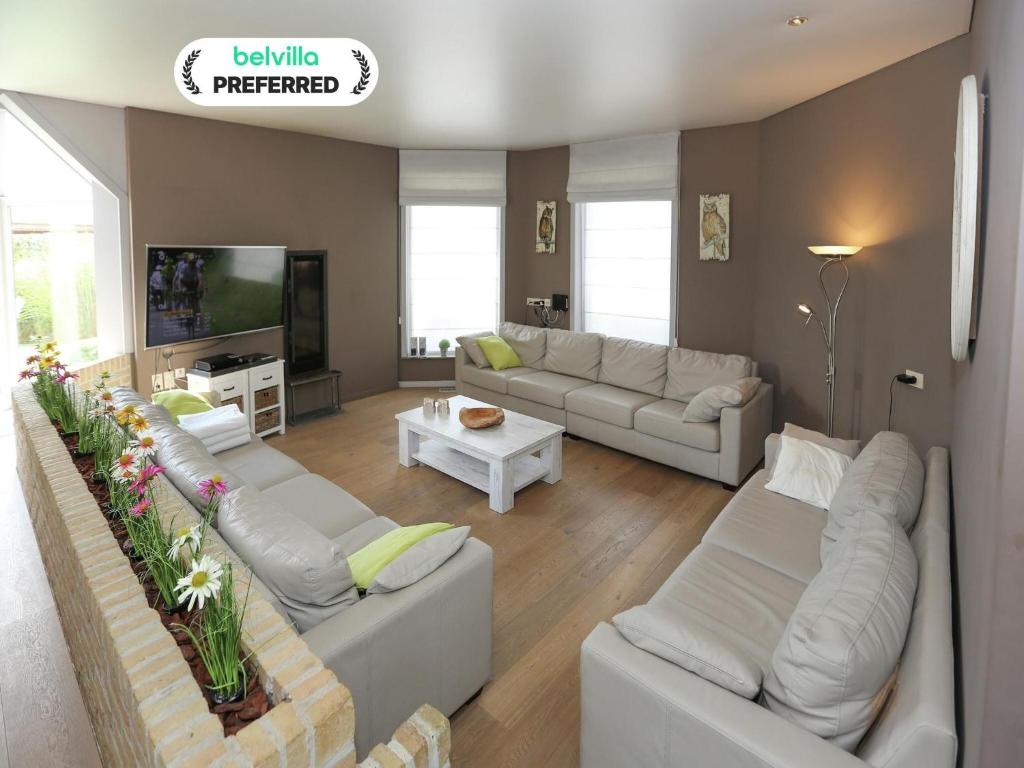 Una sala de estar con dos sofás y un televisor. en Villa in Middelkerke near the Beach, en Middelkerke