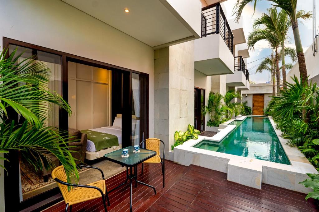 een villa met zwembad en een slaapkamer bij Harmoni Lane Studios in Seminyak