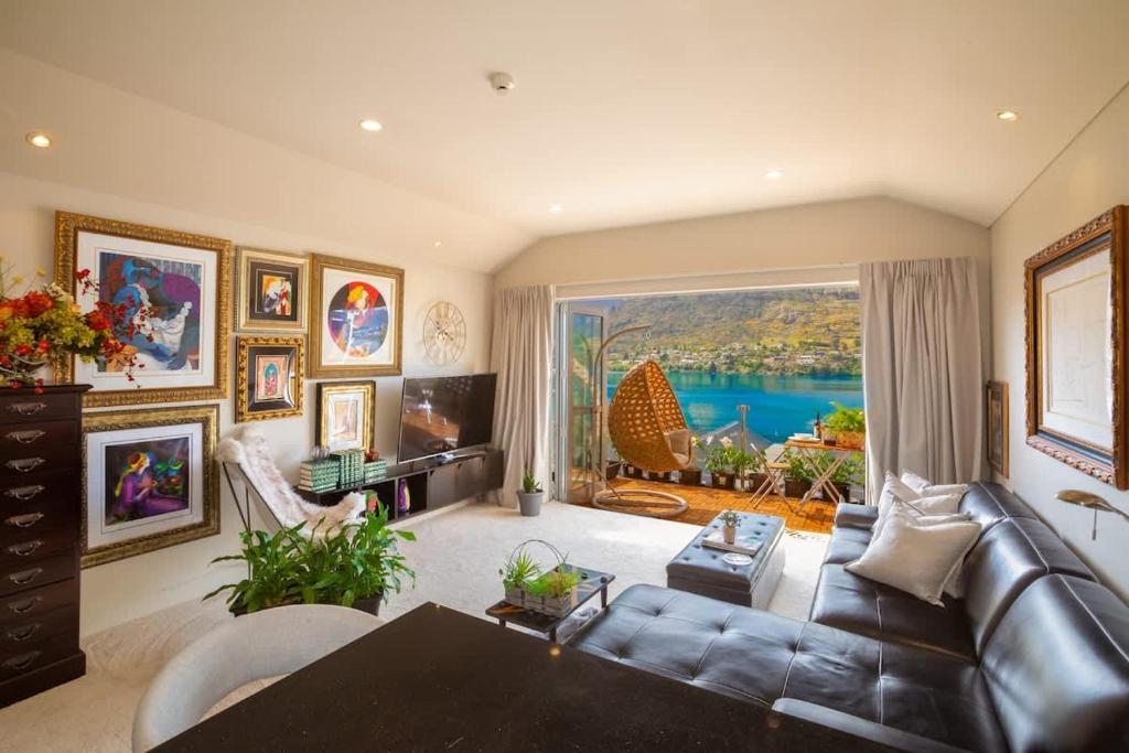 Et opholdsområde på Lakefront Mountain Views Stylish unit