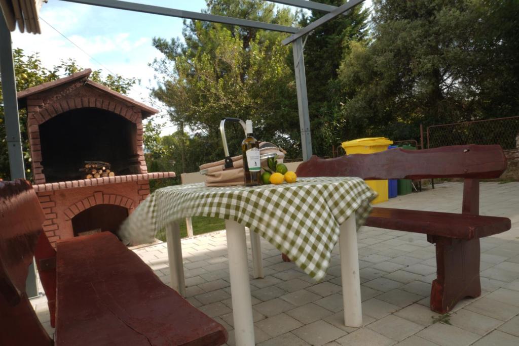 a table and two chairs with a table and a grill at Appartements Lena. in Premantura
