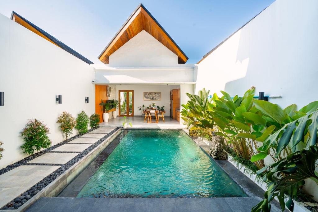 une piscine dans le jardin d'une villa dans l'établissement Arkarhea Villa, BRAND NEW! 2BR Tropical Villa with Pool, Canggu, à Dalung