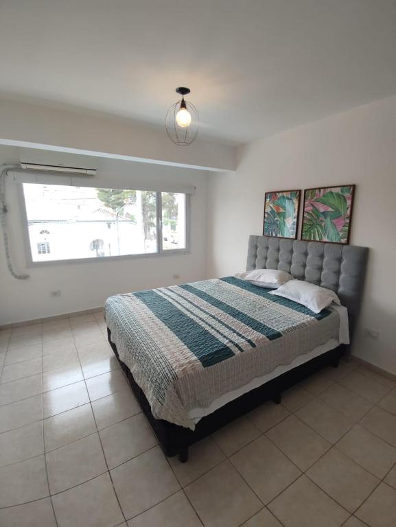 Katil atau katil-katil dalam bilik di Bright and centrally located apartment