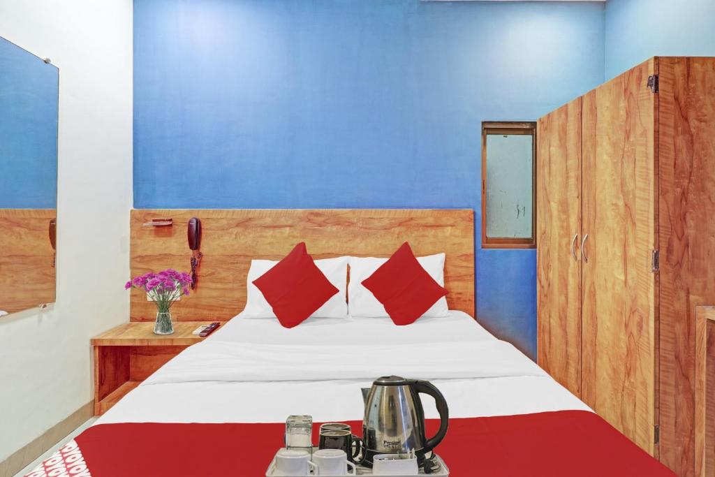Una cama o camas en una habitación de HOTELO THE MUMBAI INN