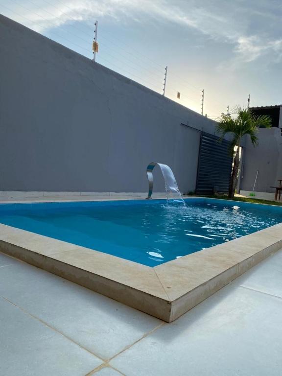 ein Swimmingpool mit Wasserfontäne in der Unterkunft Espaço lazer in Itaquatiara