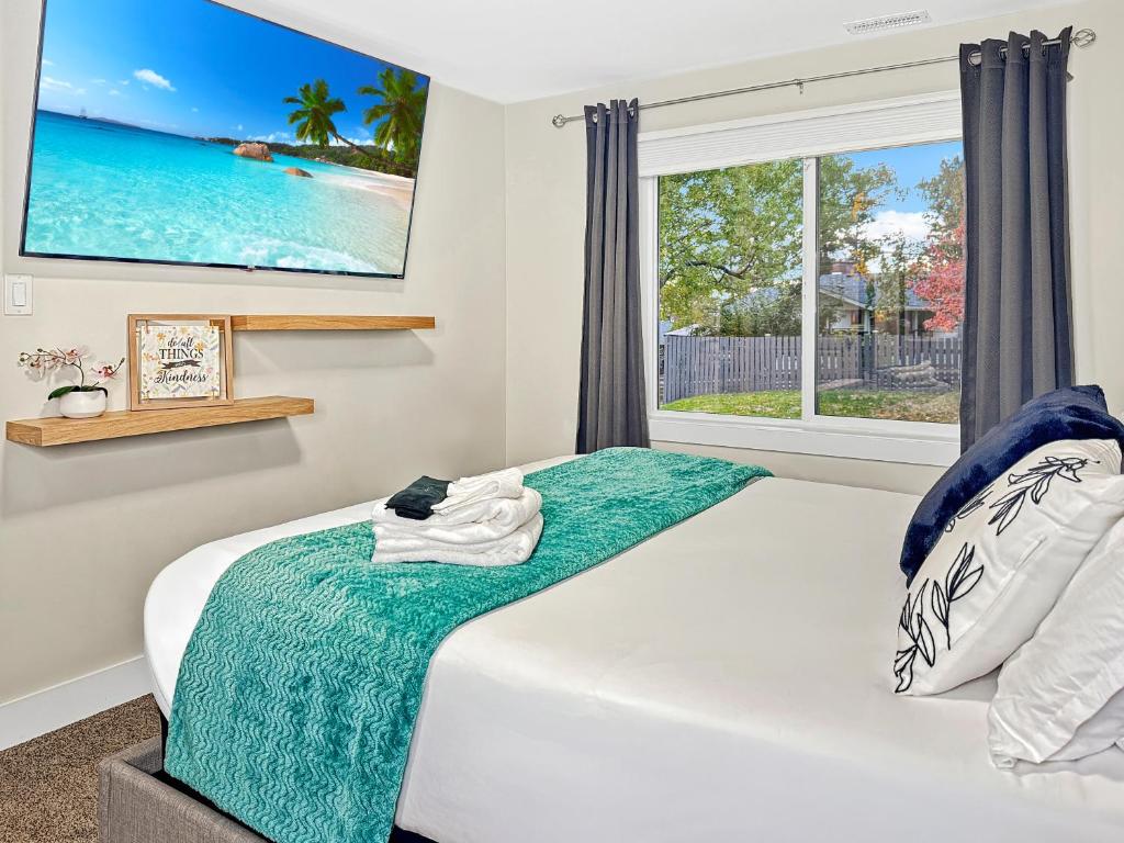 Un dormitorio con una cama con una ventana grande. en Renovated Suite in WL, 5 Min to Downtown, All New Appliances, Self Check-In, en Williams Lake