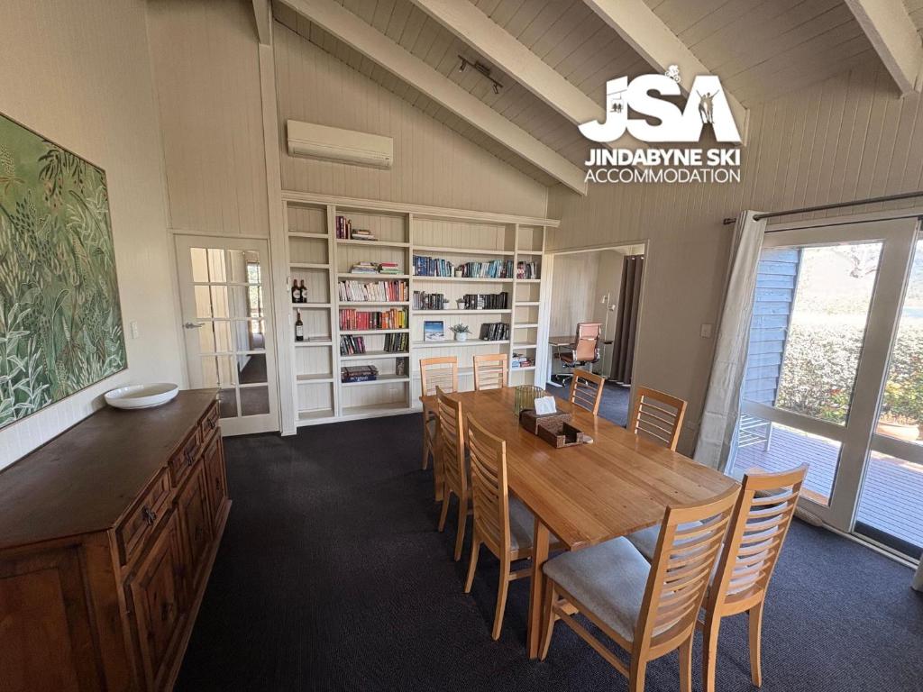 KalkiteKalkite Cottage的配有木桌椅的餐厅