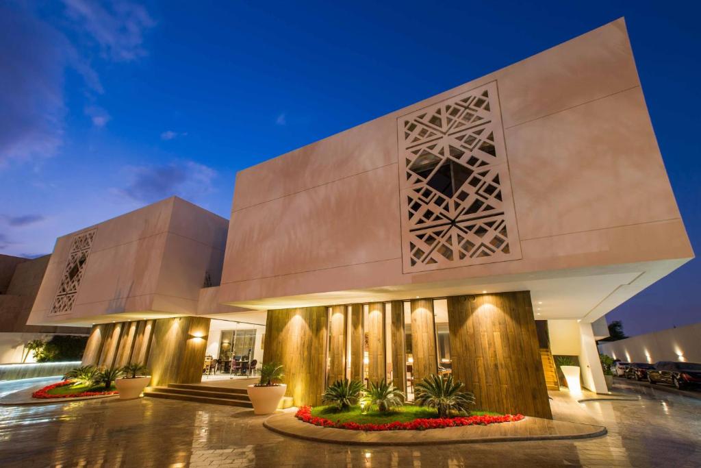 ein Gebäude in der Nacht mit eingeschaltetem Licht in der Unterkunft Vivienda Residence in Riad