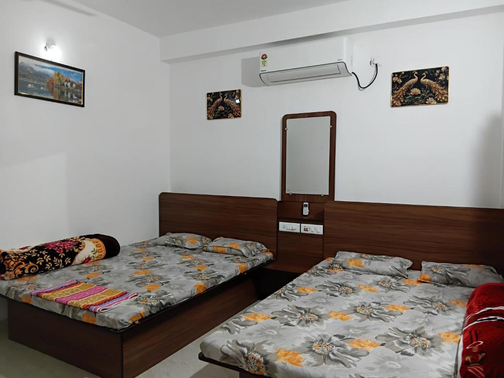 Un pat sau paturi într-o cameră la Green View Homestay