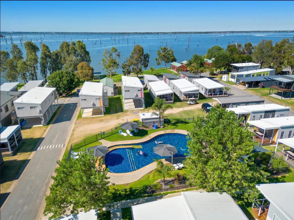 Una vista aérea de un complejo turístico con piscina. en Tasman Holiday Parks - Lake Mulwala, en Mulwala