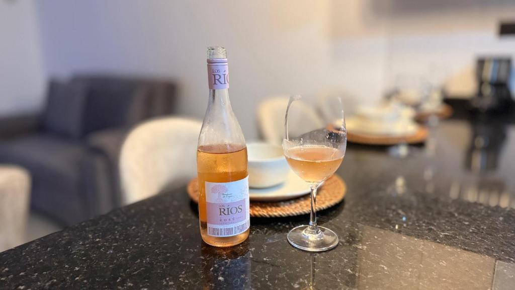 a bottle of wine and a glass on a table at Apartamento vacacional San Gil in San Gil